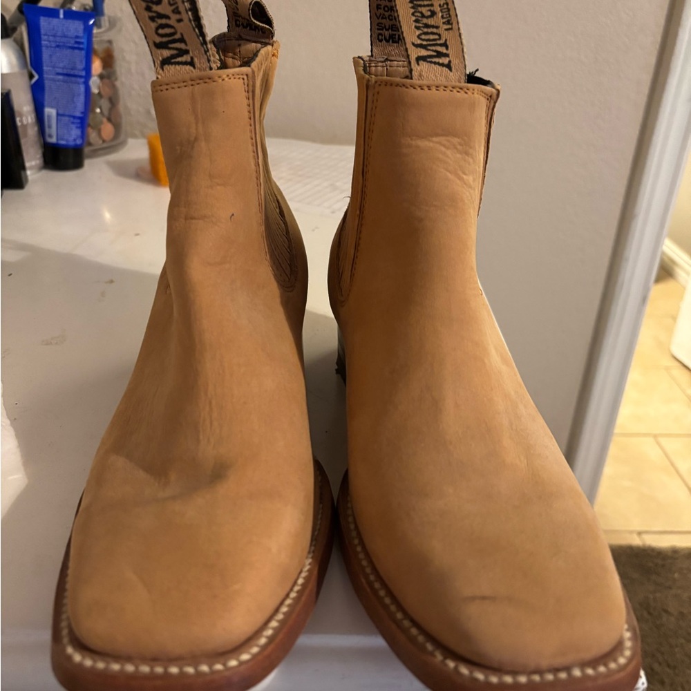 Women’s western booties
Size 8.0
Tan / suede leather